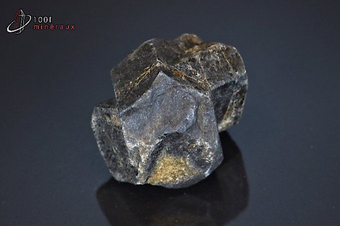 staurotide-mineraux-cristaux