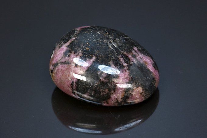 galet de rhodonite polie