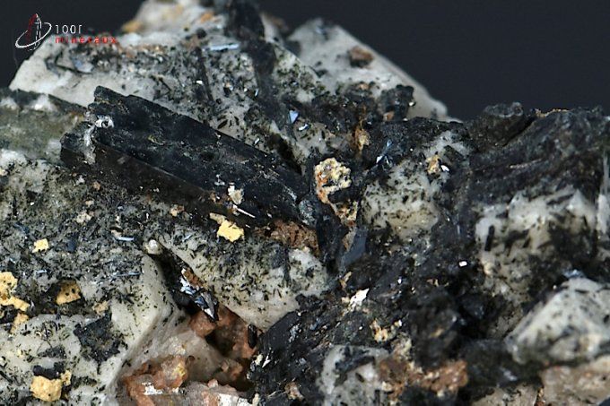 cristaux d'aegirine sur orthose