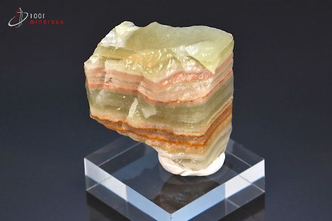 onyx brut montrant des nombreuse bandes de couleur