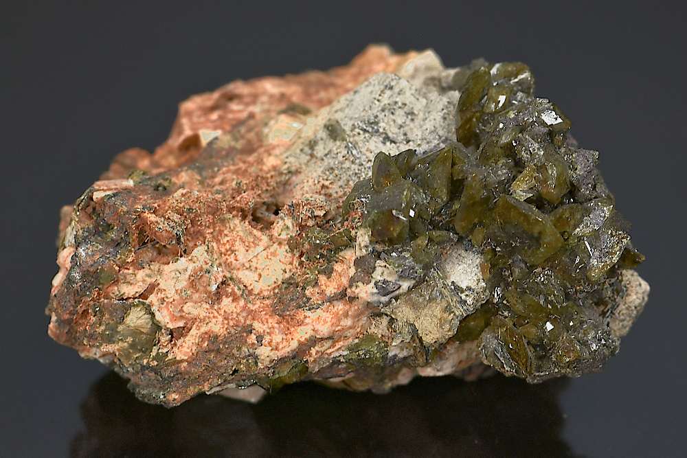 Titanite (Sphène) sur Orthoclase Titanite (Sphène) sur Orthoclase