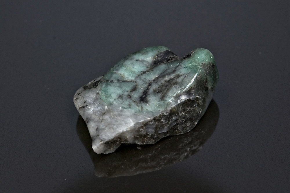 Emeraude polie sur gangue Emeraude polie sur gangue